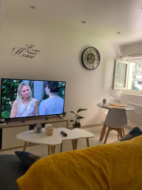 Chez Julie petit appartement une chambre rez jardin maison